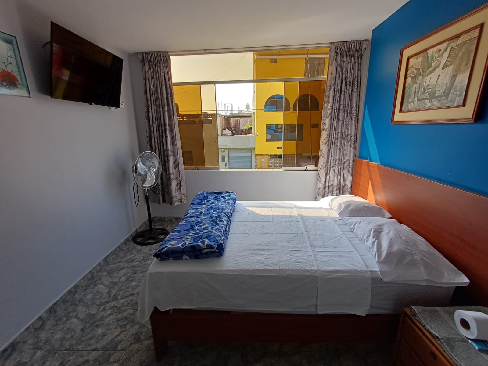 Exterior del hotel al atardecer