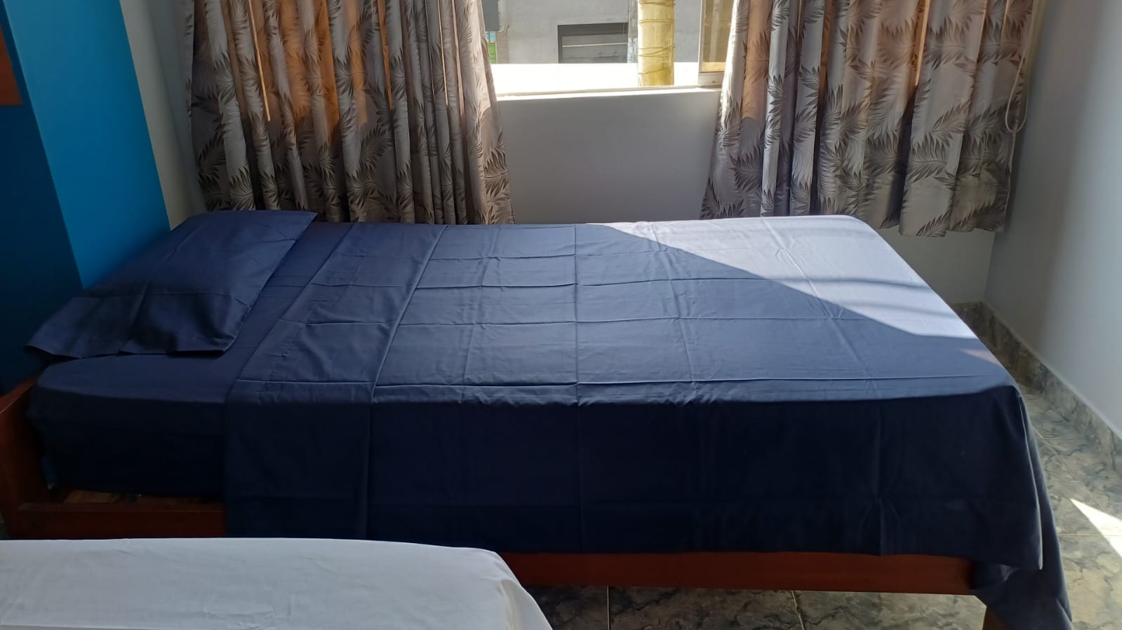 Exterior del hotel al atardecer