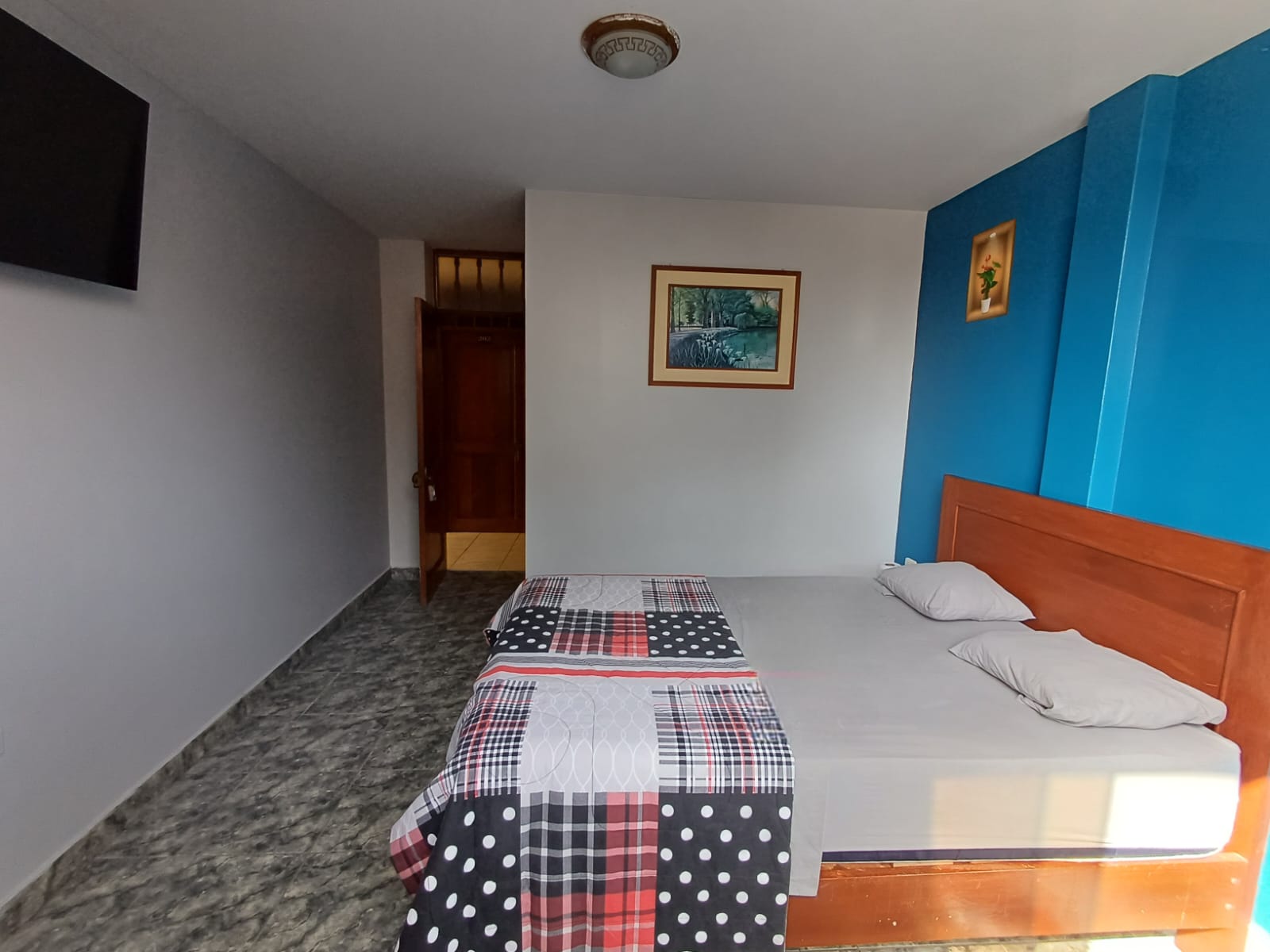 Exterior del hotel al atardecer